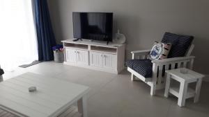 TV at/o entertainment center sa Settle inn Self Catering Units