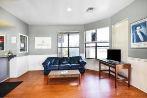 TV a/nebo společenská místnost v ubytování Americas Best Value Inn Lockhart TX