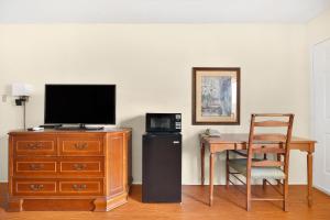 TV a/nebo společenská místnost v ubytování Americas Best Value Inn Lockhart TX