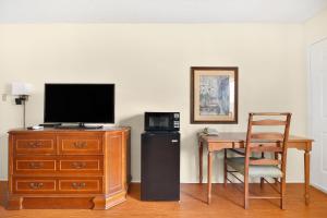 TV a/nebo společenská místnost v ubytování Americas Best Value Inn Lockhart TX