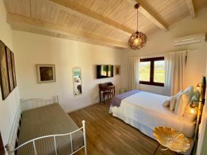1 dormitorio con cama, mesa y ventana en Bed & Breakfast Wine & Cooking Penedès, en Pla del Penedès