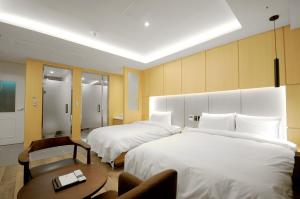 מיטה או מיטות בחדר ב-Gijang Hound Hotel Ilgwang