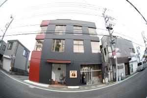 um edifício ao lado de uma rua em ロワジール岩槻201 em Iwatsuki