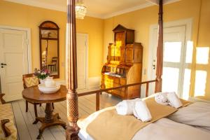 Ліжко або ліжка в номері Fuglsang Herregaard Hotel