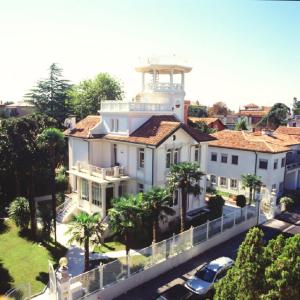 un bâtiment avec une tour de contrôle en haut dans l'établissement Hotel Villa Delle Palme, sur le Lido de Venise