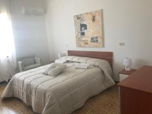 1 dormitorio con 1 cama grande en una habitación en B & B Patrizia, en Isola di Capo Rizzuto