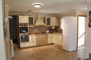 A kitchen or kitchenette at RANCA RESIDENCE