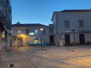 eine leere Straße in der Nacht mit zwei Gebäuden in der Unterkunft Casa Mouzinho de Albuquerque in Ourém