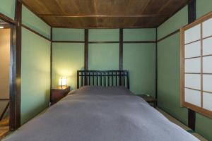 Кровать или кровати в номере Sanjo Iho-an