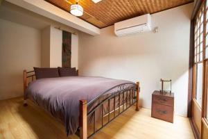 een slaapkamer met een bed en airconditioning bij Koke-an in Kyoto