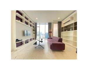 een woonkamer met een paarse bank en een tv bij The Platinum Kuala Lumpur by LUMA in Kuala Lumpur