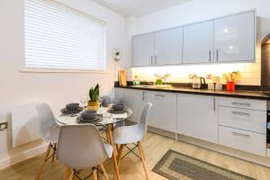 Kitchen o kitchenette sa Comfy & Homely 2Bed Apartment - 5 Star Location