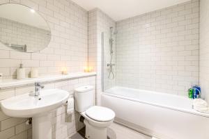 Bathroom sa Comfy & Homely 2Bed Apartment - 5 Star Location