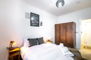 Llit o llits en una habitació de Comfy & Homely 2Bed Apartment - 5 Star Location