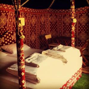 Bett in einem Zimmer mit Baldachin in der Unterkunft Oman desert private camp in Shāhiq