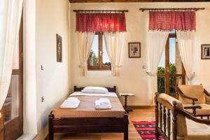 Łóżko lub łóżka w pokoju w obiekcie Maro's Village Private Stone Villa