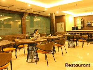 潘切库拉Hotel Park Royal的坐在餐厅桌子上的女人