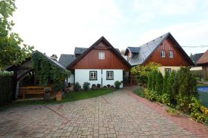 un groupe de maisons avec une allée en briques dans l'établissement Penzion v chaloupce, à Rychnov nad Kněžnou