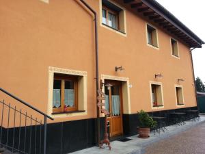 The building in which a vendégházakat is located