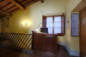 a room with a desk with a laptop on it at Oliviera Camere in Pienza