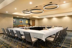 オークランドにあるHoliday Inn Oakland Airport by IHGの大きな会議室(長いテーブルと椅子付) +37枚の写真