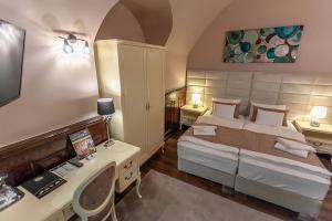 Un pat sau paturi într-o cameră la Belga Boutique Hotel