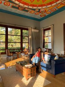 Tree of Life Resort & Spa Varanasi的休息区