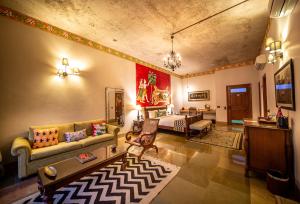 un soggiorno con divano e letto di Tree of Life Resort & Spa Varanasi a Varanasi