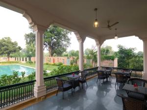 Tree of Life Resort & Spa Varanasi内部或周边的泳池