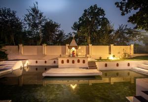 Tree of Life Resort & Spa Varanasi外面的花园