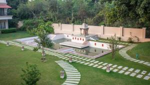 Tree of Life Resort & Spa Varanasi外面的花园