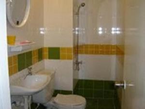 La salle de bains est pourvue d'une douche, de toilettes et d'un lavabo. dans l'établissement 2 King Beds with Taxi Meetgreet service, à Thung Si Kan