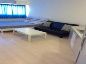 sala de estar con sofá y mesa de centro en 2 King Beds with Taxi Meetgreet service, en Thung Si Kan