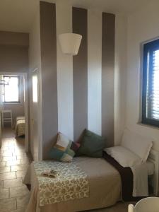 een kleine kamer met een bed en een tafel bij Paradiso della Zagara in Ramacca