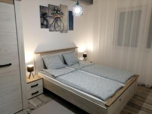 A bed or beds in a room at Apartman Petreš