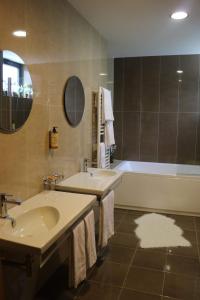 a bathroom with a tub and a sink and a bath tub at LBV House Hotel in Pinhão