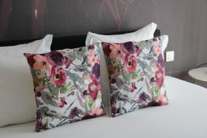 Ein Bett oder Betten in einem Zimmer der Unterkunft LBV House Hotel