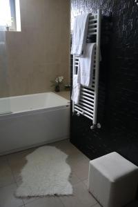 Ein Badezimmer in der Unterkunft LBV House Hotel