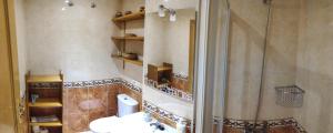 Łazienka w obiekcie Bonito apartamento en Marina D'or [1ra línea de playa]