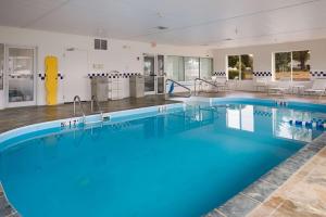 a large swimming pool in a home kitchen at Sleep Inn & Suites Port Clinton in Port Clinton