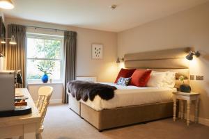 Un dormitorio con una cama grande y una ventana en The Lime Tree Inn en Great Ouseburn