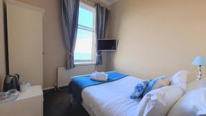 Postel nebo postele na pokoji v ubytování Bayswell Park Hotel