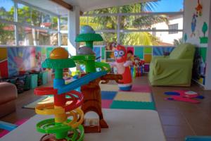 a childs play room with a toy at Hotel Paraíso Dos Alpes in São Pedro