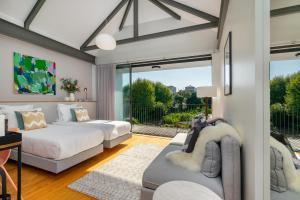 un salon avec deux lits et un canapé dans l'établissement Luxury Old Town Oasis for Family and Friends (Daily Breakfast + Housekeeping incl), à Porto 44 autres photos