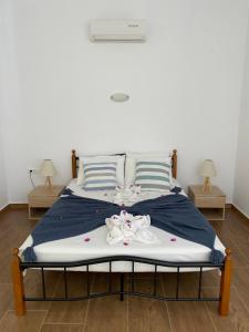 Cama ou camas em um quarto em Grande Blue Suites with private bay