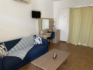 Uma TV ou centro de entretenimento em Grande Blue Suites with private bay