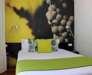 Ein Bett oder Betten in einem Zimmer der Unterkunft LBV House Hotel