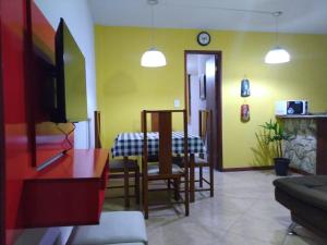 sala de estar con mesa y comedor en Kitnet Aurora, en Miguel Pereira