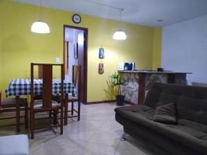 a living room with a couch and a table at Kitnet Aurora in Miguel Pereira +21 photos