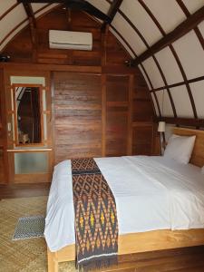 ein Schlafzimmer mit einem großen Bett in einem Zimmer in der Unterkunft Mario Hotel and Cafe in Weetebula